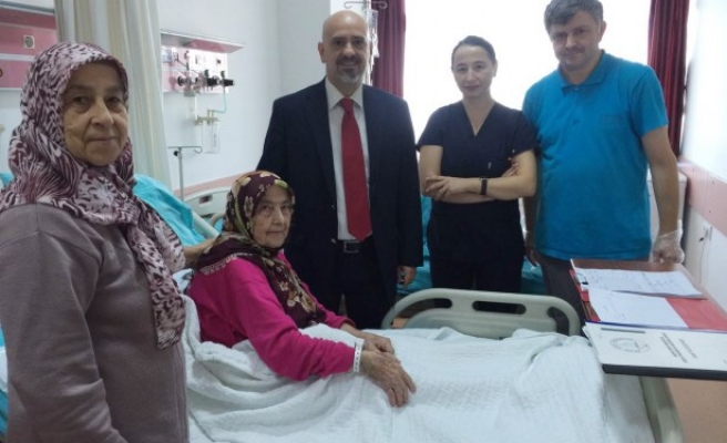 81 yaşındaki hastanın mesanesinden 1 kiloluk tümör çıktı