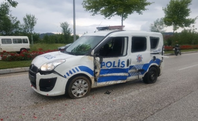 Polis aracı kaza yaptı 1 yaralı