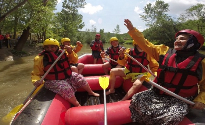 Melen Çayında Tatilcilerin Rafting Heyecanı