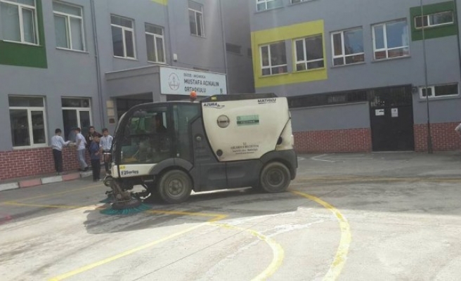 Akçakoca'da mahalle mahalle okul bahçeleri temizleniyor