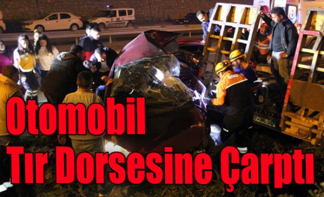 Otomobil Tır Dorsesine Çarptı