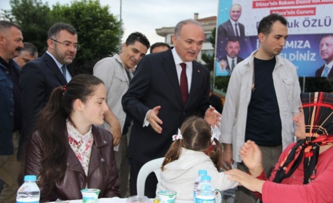 Bakan Özlü, Düzce'de binlerce kişi ile iftar yaptı