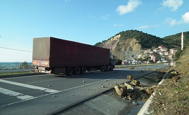 PLAJLARDA YİNE HEYELAN... YOL TRAFİĞE AÇILDI