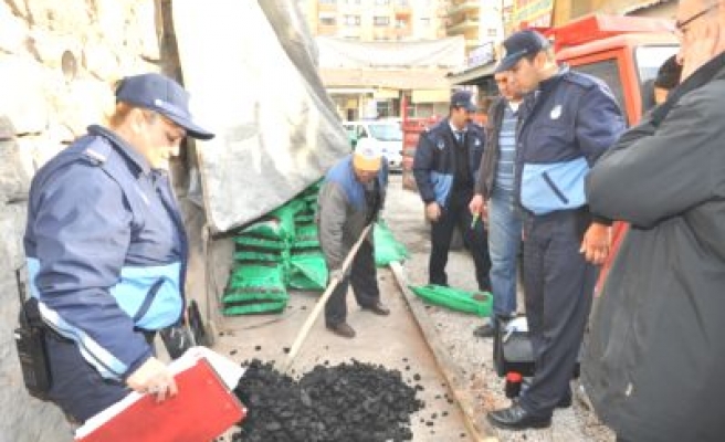 KAÇAK KÖMÜR OKULLARA DAĞITILDI