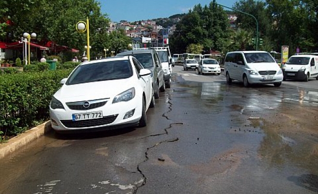 ANA YOLU SU BASTI. 20 METRE ÇATLAK OLUŞTU