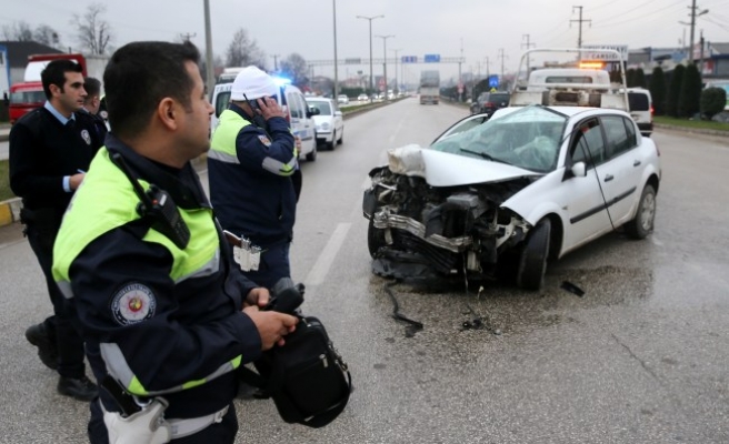 Sivil polis aracı, kamyona çarptı...