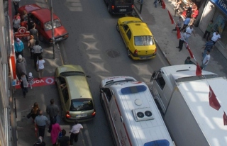 Trafik sıkıştı ambulans şoförü çaresiz kaldı,...