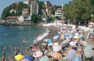 Bikinili kadınların fotoğrafını çekerken yakalandı