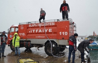 Karla mücadelede bin ton deniz suyu kulandı