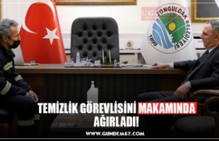 TEMİZLİK GÖREVLİSİNİ MAKAMINDA AĞIRLADI!