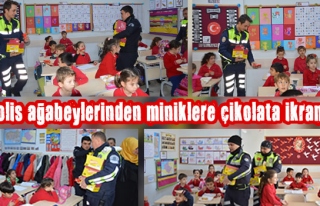 Polis ağabeylerinden miniklere çikolata ikramı