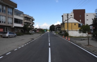 Asfaltlanan cadde ve sokaklara yol çizgileri çiziliyor