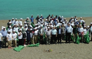 Karadeniz sahillerini onlarca öğrenci temizledi