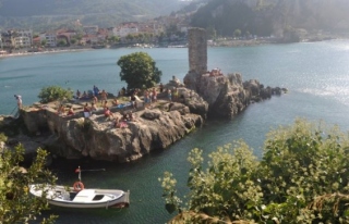 Amasra'da tatilciler,tarihi ilçede yoğunluk oluşturdu.