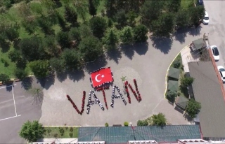 Öğrencilerden "Vatan" koreografisi yaparak...