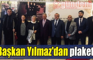 Başkan Yılmaz'dan plaket!