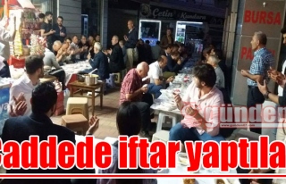 Caddede iftar yaptılar