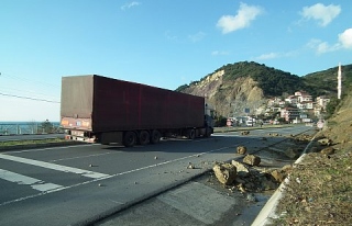 PLAJLARDA YİNE HEYELAN... YOL TRAFİĞE AÇILDI