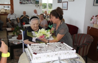 HUZUREVİNDE 100. YAŞ GÜNÜNÜ KUTLADI