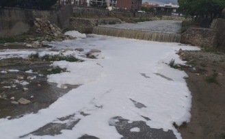 Şehrin merkezinden geçen dere köpürdü